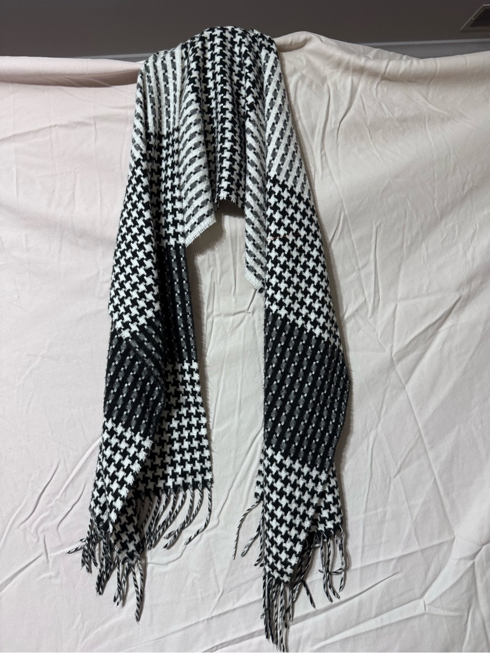 Source Unknown Black and White Houndstooth Fringe Scarf